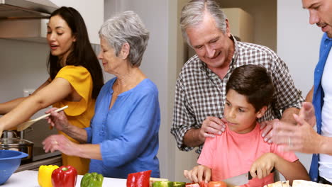 Glückliche-Familie-Die-Essen-Zubereitet