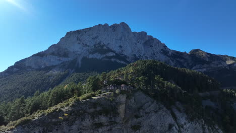 Vista-Aérea-Que-Se-Eleva-Sobre-El-Bosque-De-Pinos-De-Pedroforca-Hacia-La-Majestuosa-Formación-De-Las-Montañas-Rocosas-De-Los-Pirineos