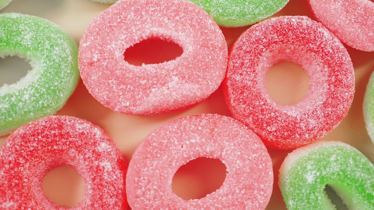 Primer plano de anillos de gominola rojos y verdes cubiertos de azúcar