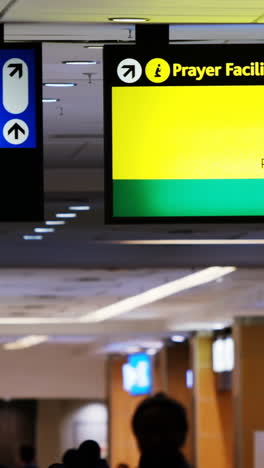 señales de dirección en la terminal del aeropuerto