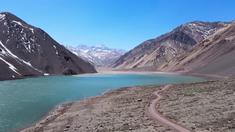 Toma-aérea-embalse-del-yeso-cajón-del-Maipo,-Chile