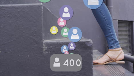animación de iconos de redes sociales flotando sobre una mujer que sube las escaleras