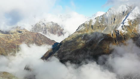 imágenes cinematográficas de drones giratorios de la montaña gotthard en los alpes suizos en suiza con nieve en los picos
