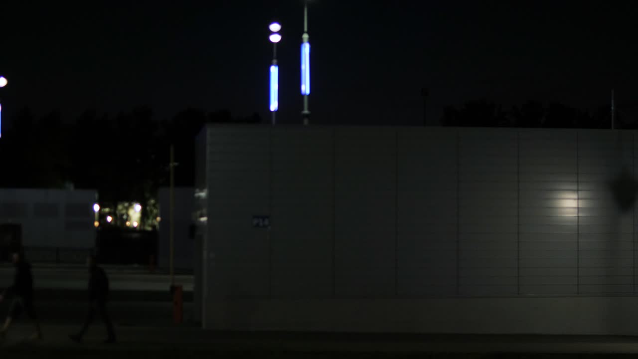 보행자 들 이 있는 야간 도시 거리 장면