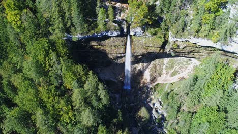 Luftaufnahme-Von-Wasserfällen,-Die-Senkrecht-Von-Steilen-Felswänden-Inmitten-Dichter,-Dichter-Wälder-Fließen