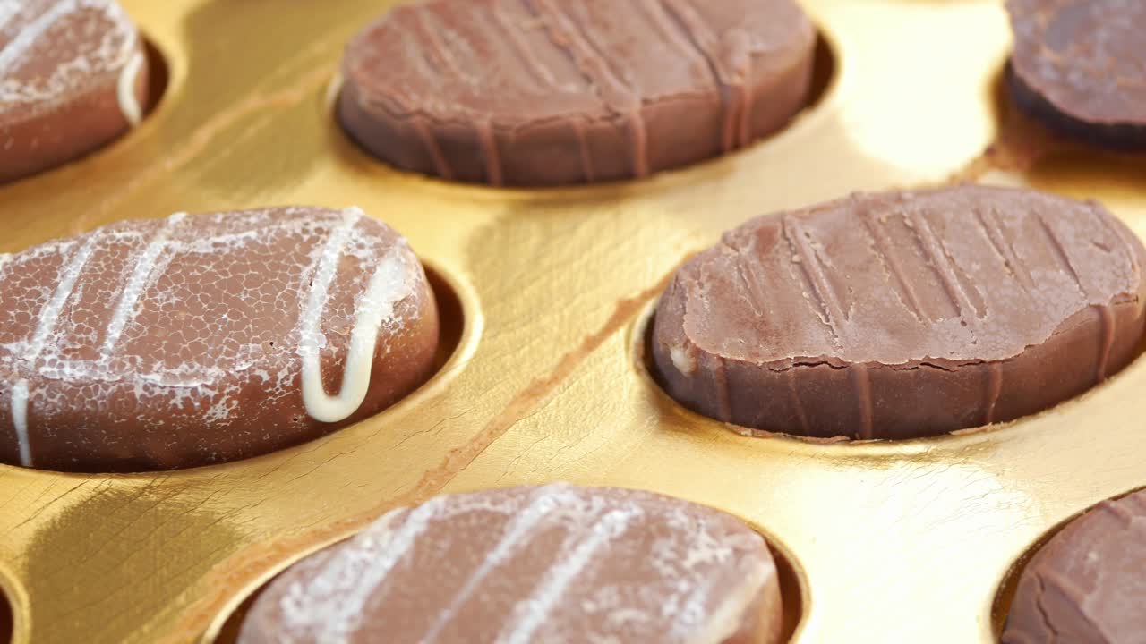 cerca de una caja de chocolates variados