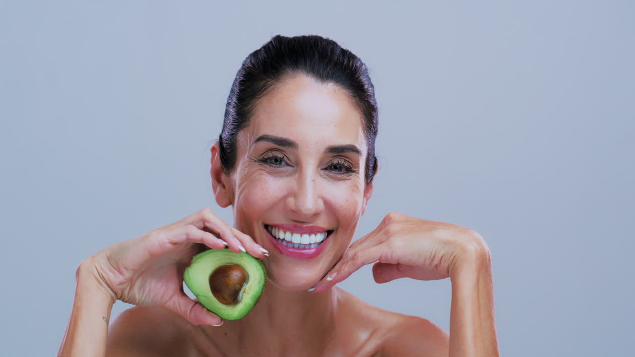 Mujer con aguacate
