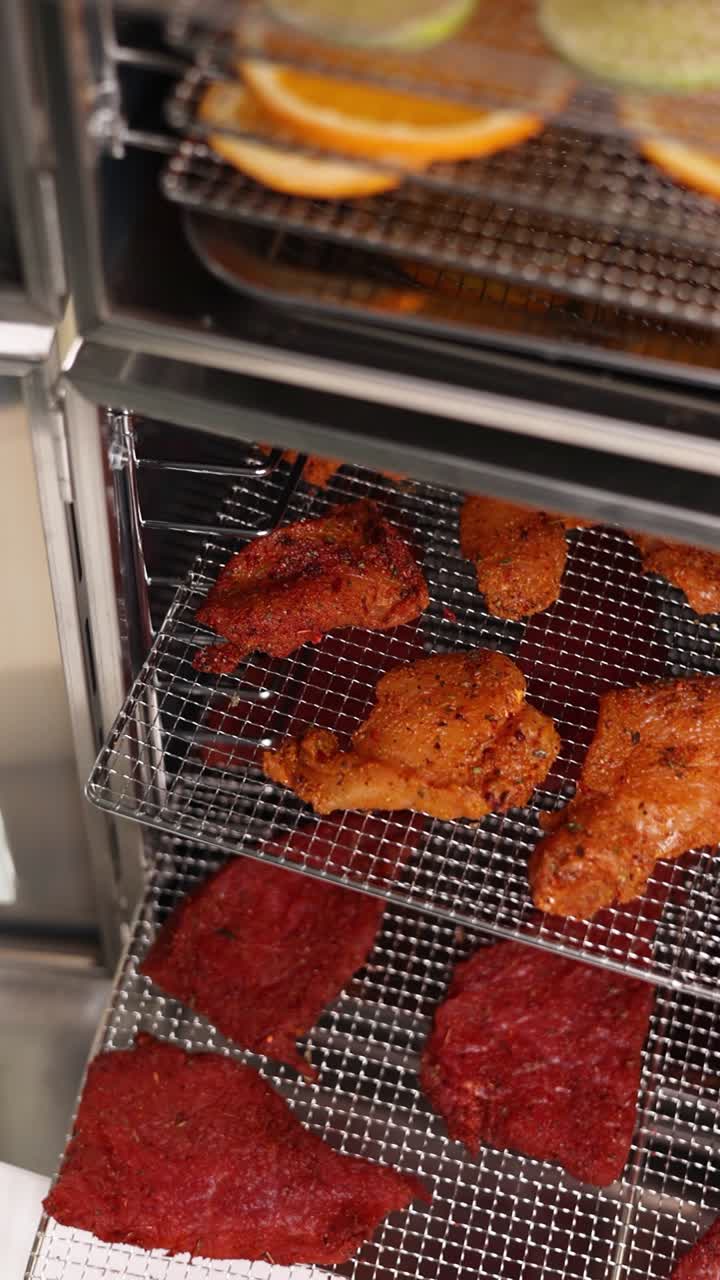 식품 디하이드레이터에서 탈수 된 고기 및 과일