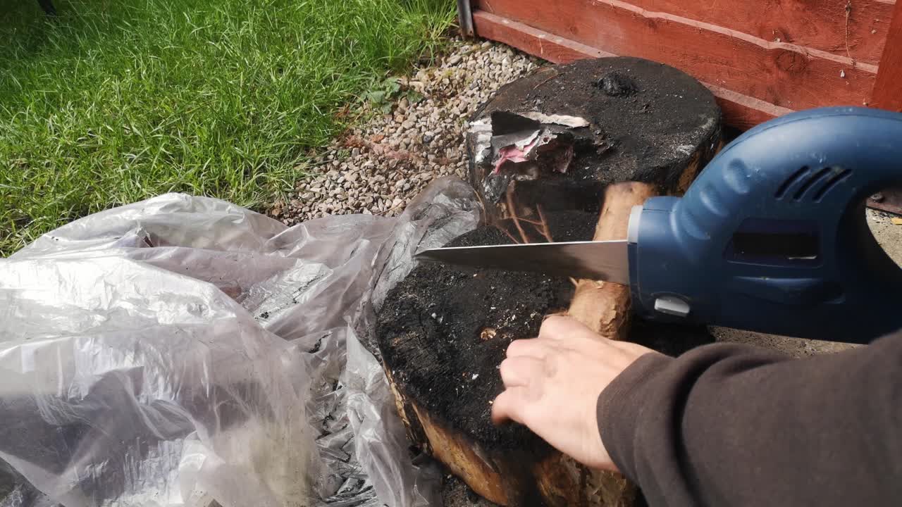 전기 톱으로 통나무 장작을 자르지 못한 남자의 스트레스