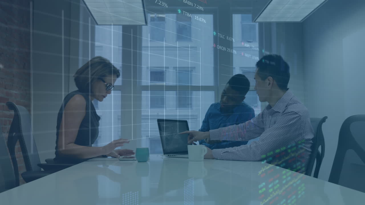 animación del procesamiento de datos financieros sobre diversas personas de negocios en la oficina