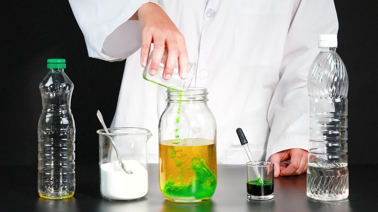 una demostración paso a paso de la creación de una lámpara de lava casera utilizando aceite, agua y tinte en un entorno de laboratorio