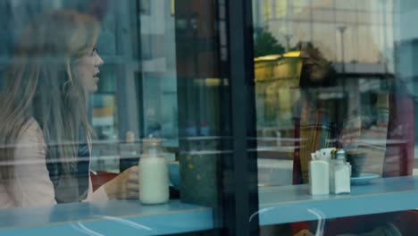 Amigos-Tomando-Un-Café-Juntos-En-La-Cafetería