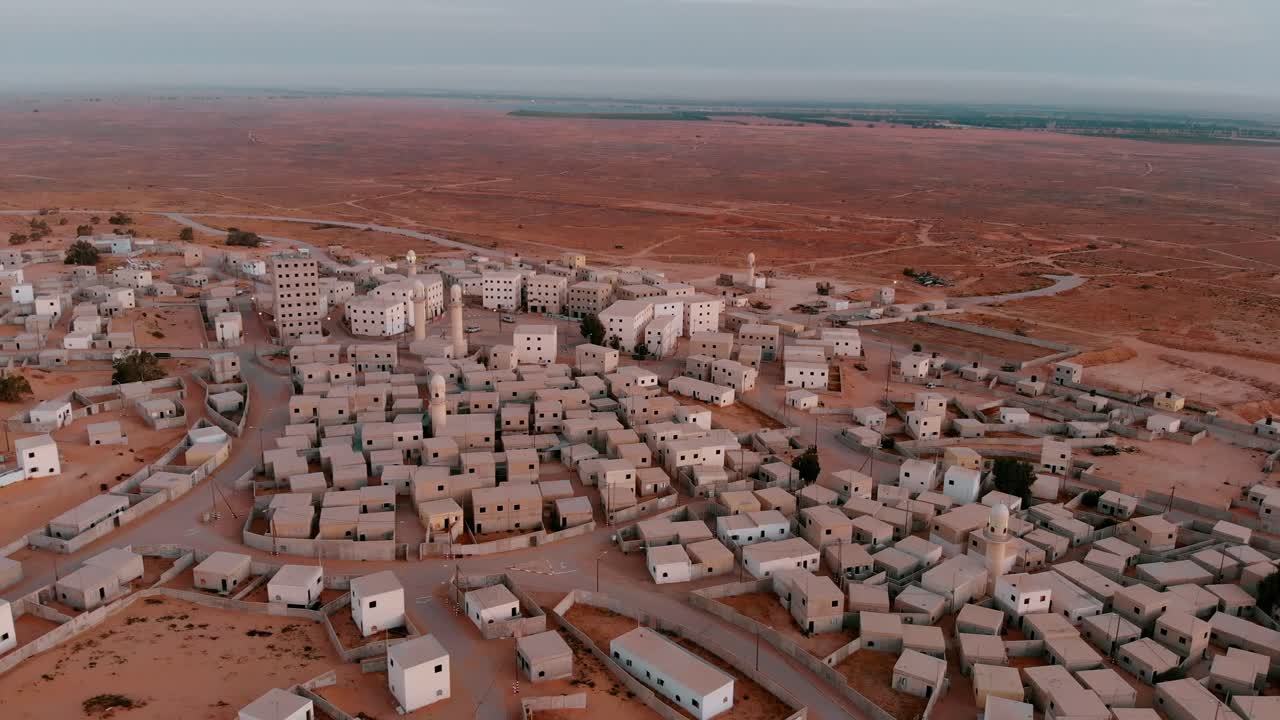 toma aérea de una antigua ciudad vacía en el desierto de palestina, cerca de gaza.