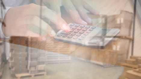 animación de un hombre usando una calculadora con pilas de cajas en un almacén