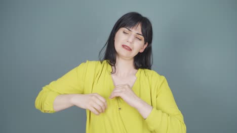 woman with shoulder pain.