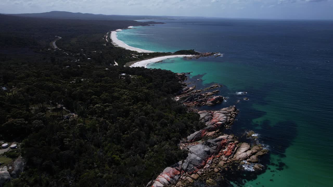 Jeanneret Beach, Swimcart Beach e dintorni in Tasmania, Australia - Scatto aereo con drone