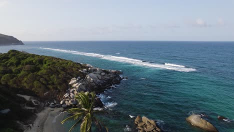 Paisaje-Costero-Salvaje-Con-Sobrevuelo-De-Drones-Desde-El-Parque-Nacional-Natural-Tayrona,-Colombia