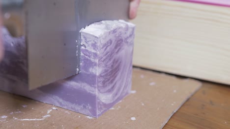 corte de jabón orgánico de coco y aceite de oliva con lavanda