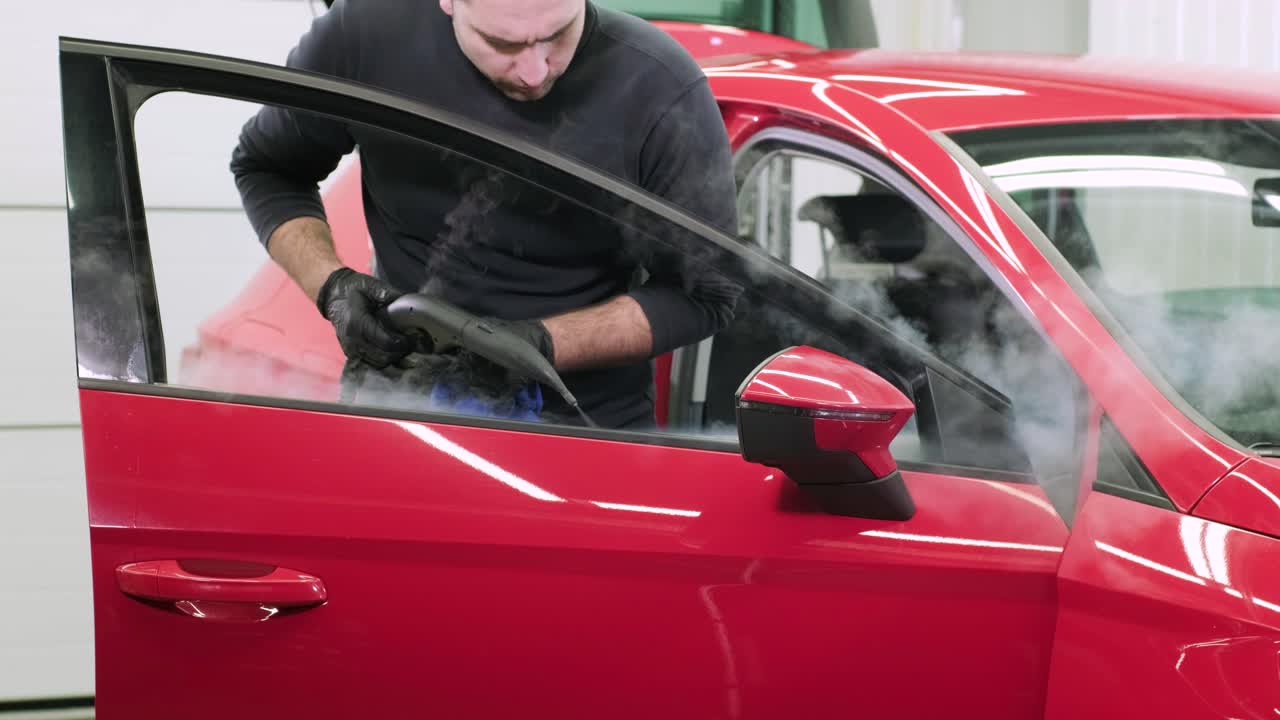 전문적인 자동차 청소. 샤워. 인테리어 세부 사항. 자동차 인테리어를 건조 청소 및 세부 사항; 깊은 좌석 청소; 자동차 세탁에서 거품을 는; 먼지에서 자동차 패널을 청소하는; 진공청소기