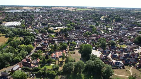 Hadleigh-Town-Suffolk,-Reino-Unido-Retrocede-Revela-Vista-Aérea-De-Drones