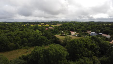 Campo-Verde-Y-Exuberante-De-Talmont-Saint-Hilaire,-Vista-Panorámica-Aérea