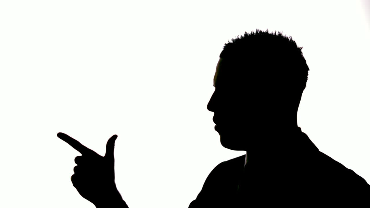 silueta de un hombre de negocios dando