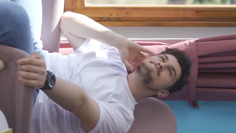 vídeo vertical del hombre enamorado piensa en su amante.