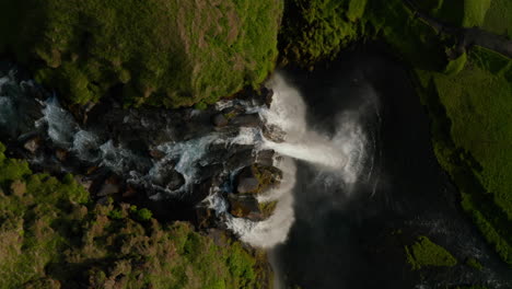 Overhead-Luftaufnahme-Des-Wasserfalls-Seljalandsfoss-In-Island.-Vogelperspektive-Von-Oben-Nach-Unten-Auf-Wasser,-Das-Von-Einer-Hohen-Klippe-Im-Isländischen-Hochland-Fällt