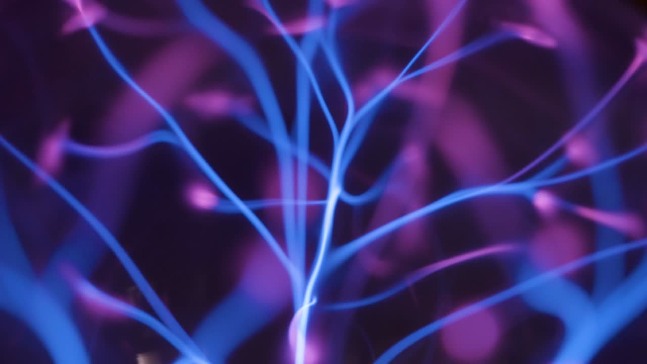 los rayos púrpuras dentro de la bola de plasma