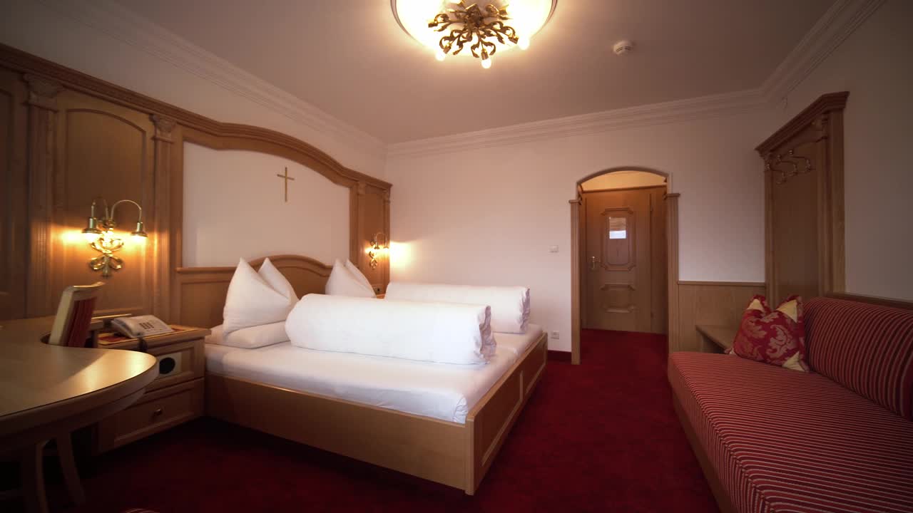 Interno di camera d'hotel nelle Alpi austriache
