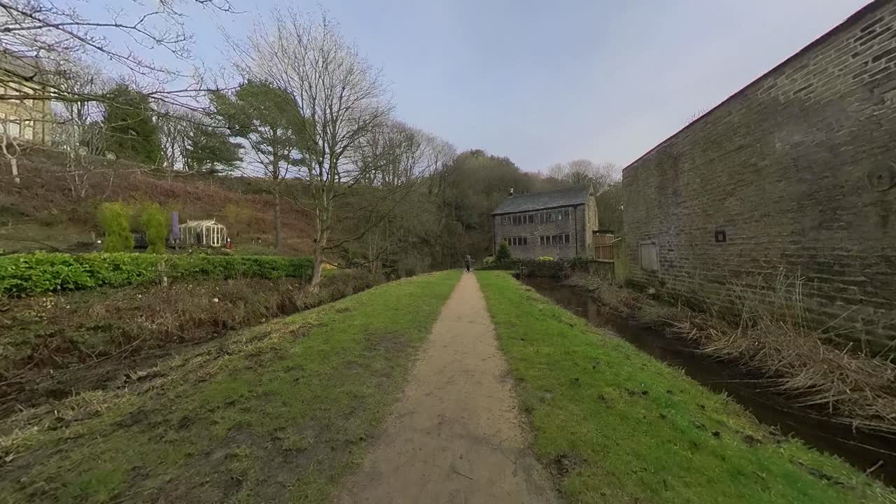 강변 시골 길을 따라 이동하는 영상