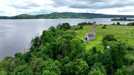 Isla-Santa-Lough-Derg-Shannon-Río-Que-Fluye-Pasado-Panorama-De-La-Antigua-Iglesia-Y-La-Torre-Redonda-Lugares-épicos-De-Irlanda