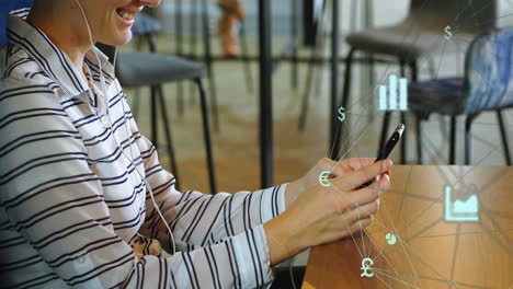animación de globo de iconos financieros girando sobre mujer caucásica usando teléfono inteligente en una cafetería