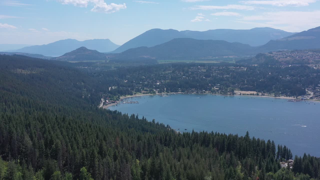 perspectiva aérea cautivadora del lago shuswap y la bahía ciega