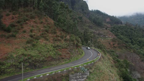 Coche-Conduce-Alrededor-De-La-Esquina-Ciega-En-El-Paso-De-Alta-Montaña,-Camino-Sinuoso,-Antena