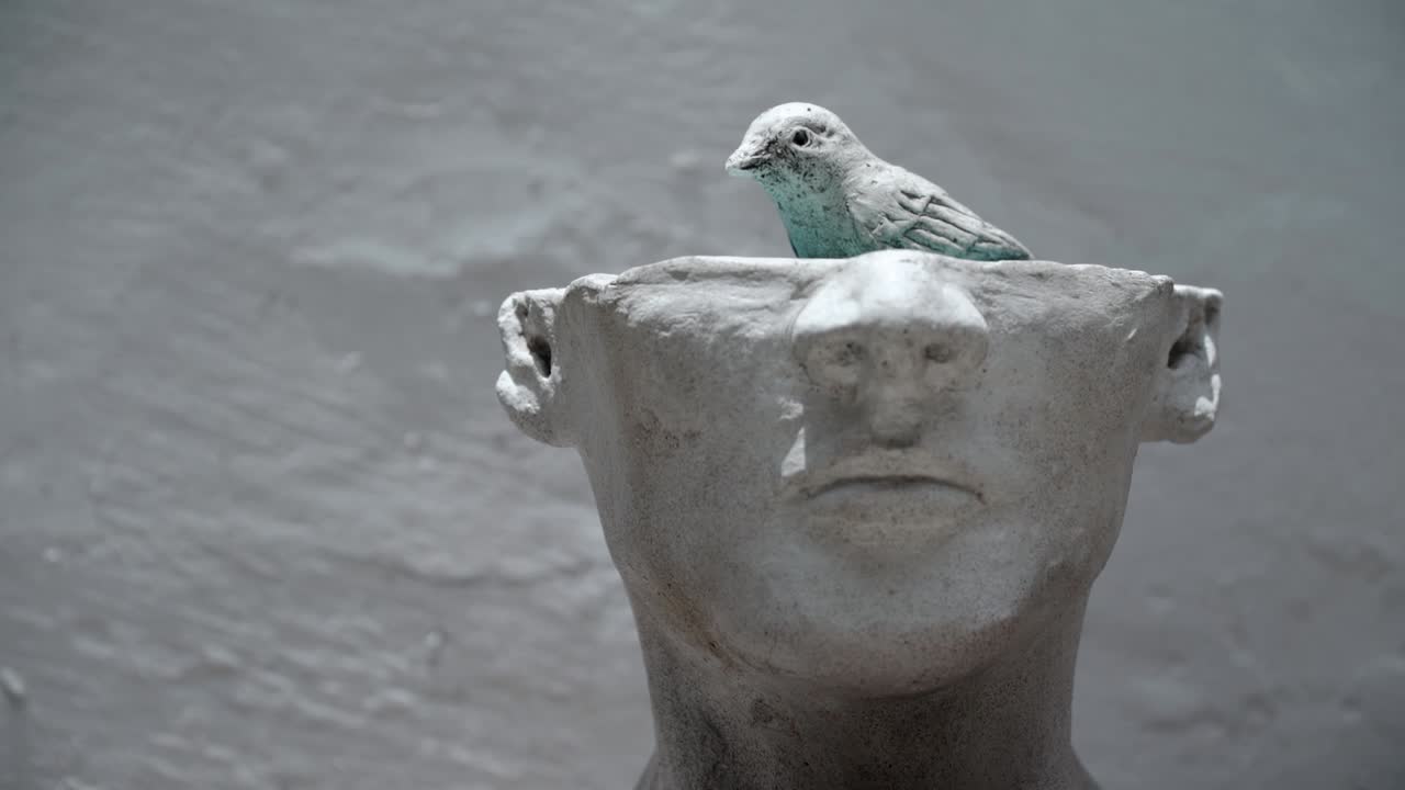 STABLE SHOT OF AN INTERESTING PIECE OF ART, SCULPTURE, IN THE DISTRICT OF BARRANCO.