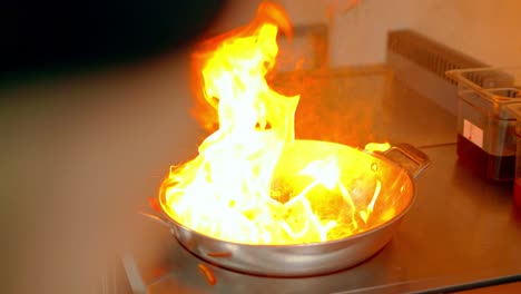 cu las verduras frescas se encienden en una sartén el cocinero agrega a la sartén otro pimiento un frijol