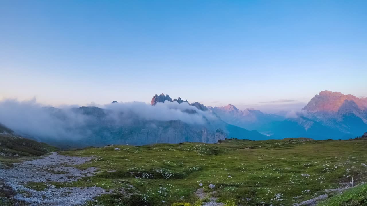 타임  ⁇ 스 국립 자연 공원 도로미티스 알프스 산맥에 있습니다. 이탈리아의 아름다운 자연.