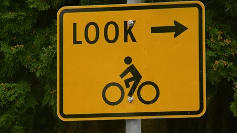señal de bicicleta advirtiendo a la gente que mire