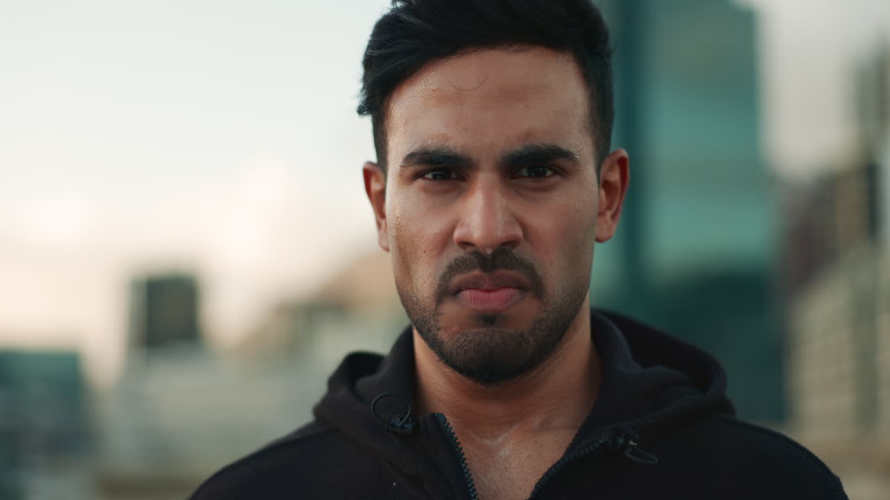 deportes, la respiración y el rostro del hombre en la ciudad