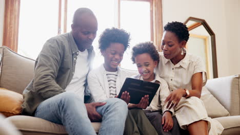 Glückliche-Schwarze-Familie,-Tablet