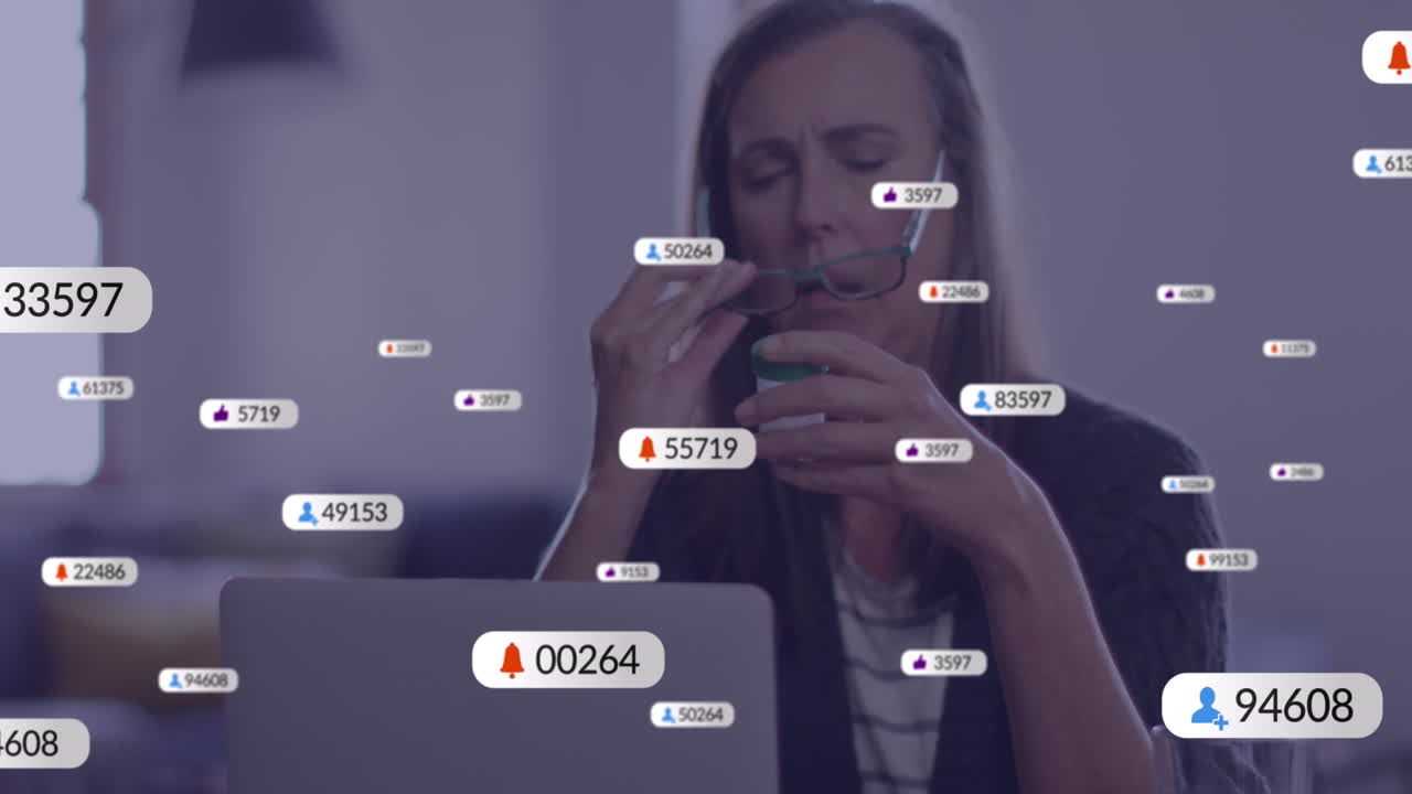 animación de iconos de redes sociales con números sobre una mujer caucásica anciana usando una computadora portátil.