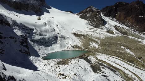 la antena alpina desciende a la laguna en la ladera de los andes bolivianos