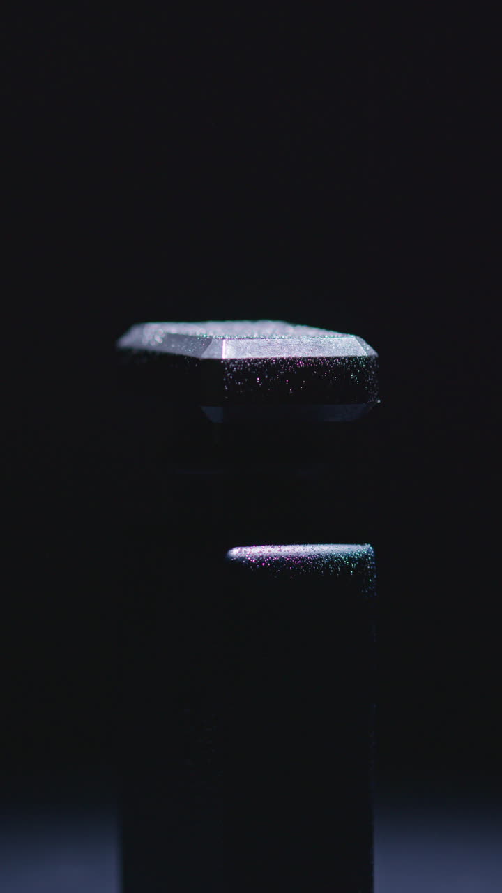 крупный план темной бутылки с парфюме