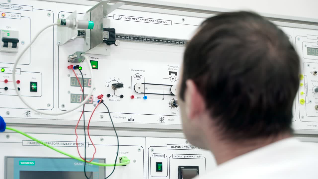 técnico trabajando en una configuración de laboratorio de ingeniería mecánica