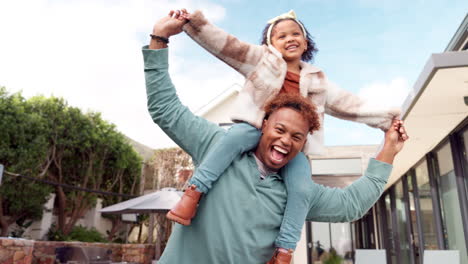padre e hija disfrutando de un momento lúdico al aire libre