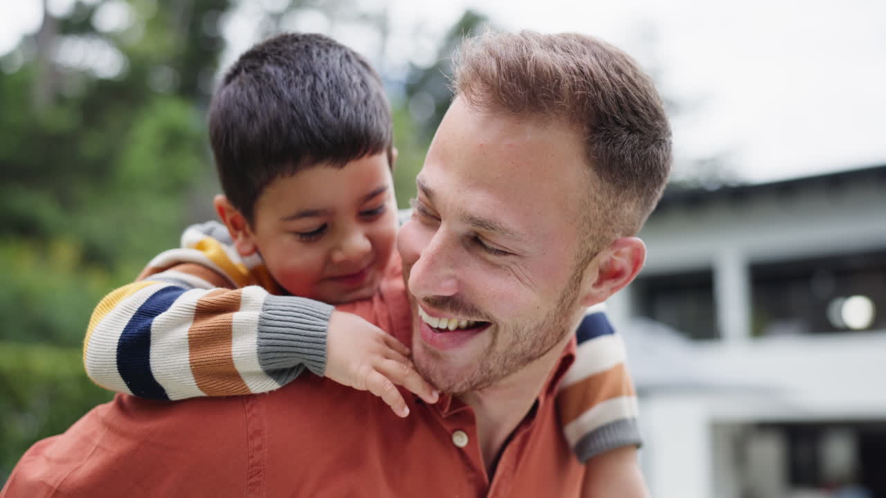 papá, niño y cerdo de vuelta en el jardín