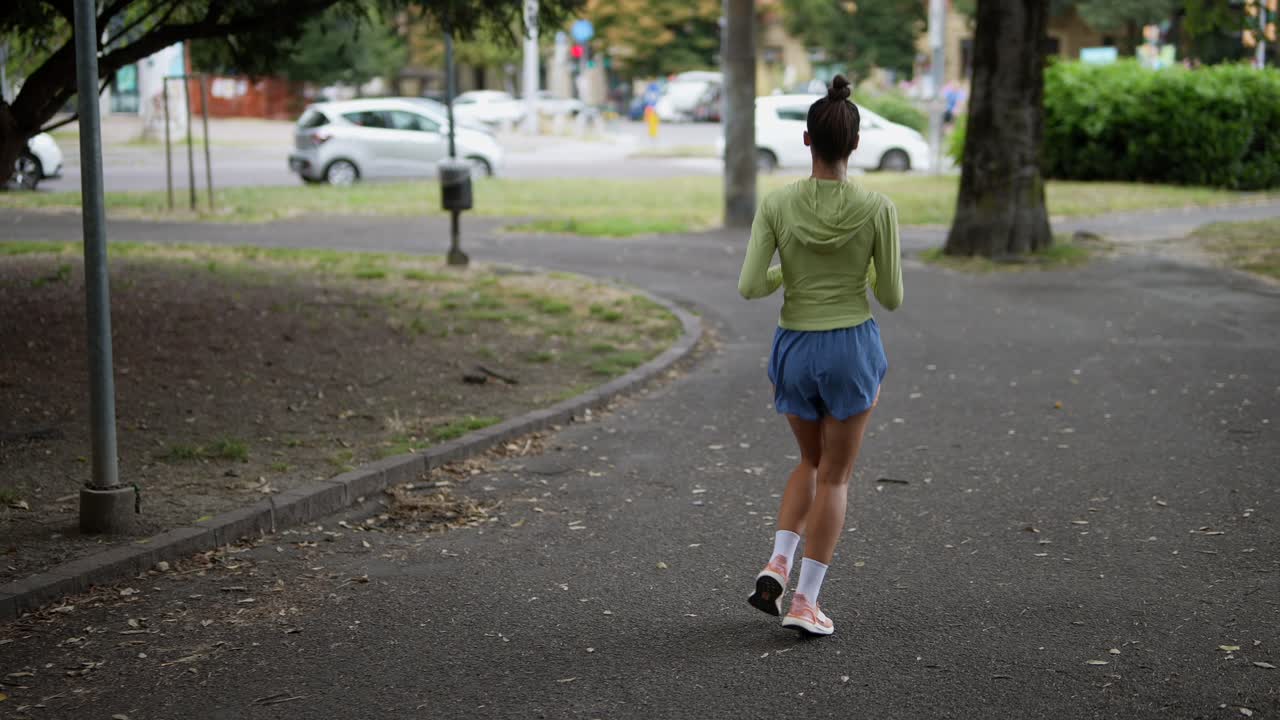 mujer corriendo en un parque de la ciudad
