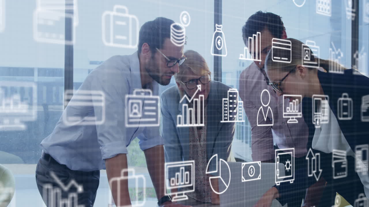 animación de múltiples iconos sobre diversos compañeros de trabajo discutiendo el informe en la computadora portátil en la oficina