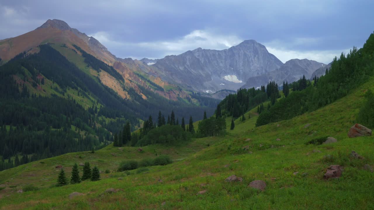 Capitol Peak Wilderness Wanderweg 14er Luftaufnahme Drohne Colorado bewölkter Nachmittag blauer Himmel Sommer Sonnenuntergang Wanderwege Rocky Mountains malerische Landschaft Aussicht Elk Range Espen Bäume Tal Zoom
